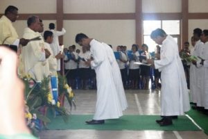 13 Frater SVD Nenuk Terima Lilin dan Buku dari Pater Provinsilat SVD dalam misa kaul I, Jumat, 15- 8- 2014