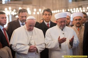 Paus berdoa di mesjid