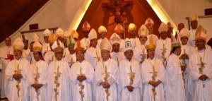 Uskup-Indonesia-saat-misa-penutupan-di-Paroki-Kemakmuran-e1416034411208