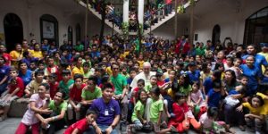 Paus Bersama Anak-Anak dari Yayasan Anakl-Tnk