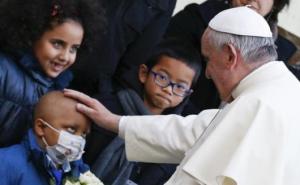 Paus Fransiskus memberkati seorang anak yang sakit saat mengunjungi RS Anak Bambino Gesu di Roma  21 Des 2013 Foto Alessandro Bianchi dari CNS Reuters