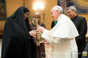 Paus dan Iran tentang perempuan