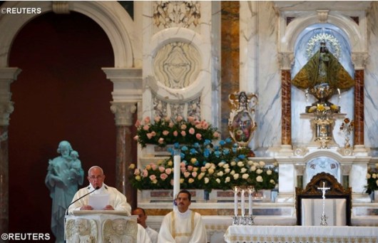 Paus Fransiskus di Basilika Virgen de la Caridad del Cobre diambil dari Reuters