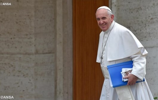 Paus tiba di ruang sinode di Vatikan