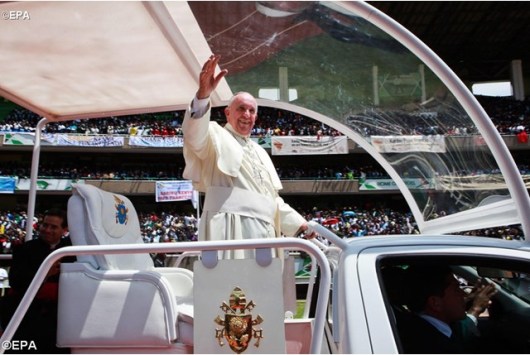 Paus Fransiskus melambaikan tangan kepada masyarakat Kenya, foto EPA
