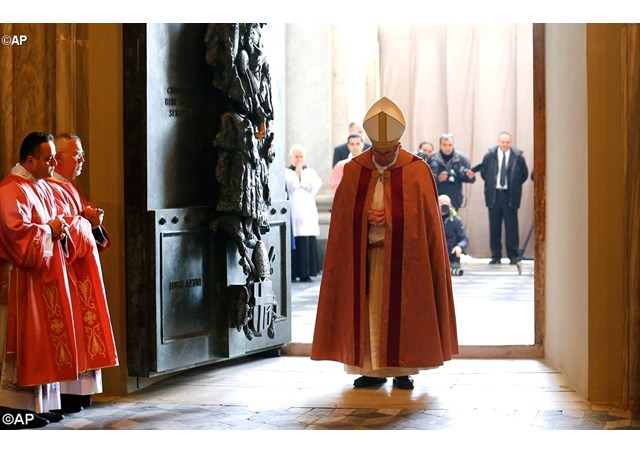 Paus Membuka Pintu Suci Basilika Yohanes Lateran1