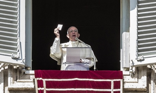 Foto dari EPA ini menunjuukkan Paus Fransiskus saat sambutan setelah Doa Angelis yang minta umat Katolik berupaya hapus hukuman mati