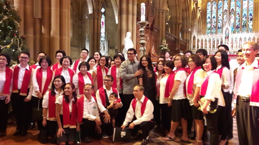 Anggota Paduan Suara CIC Sydney bersama Konsul Jenderal RI Sydney Yayan Mulyana dan isteri selesai Misa Natal Bersama 2016 CIC Sydney di Saint Mary Cathedral Sydney, 26 Desember 2016. (Ans)