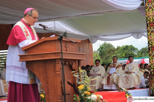 Mg Samuel Oton Sidin OFM mendegarkan homili yang dibawakan oleh Dua Vatikan unuk Indonesia Uskup Agung Antonio Guido Filipazzi