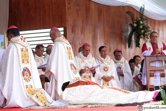 Mgr Samuel Oton Sidin OFMCap merebahkan diri. Foto pcp/PEN@ Katolik
