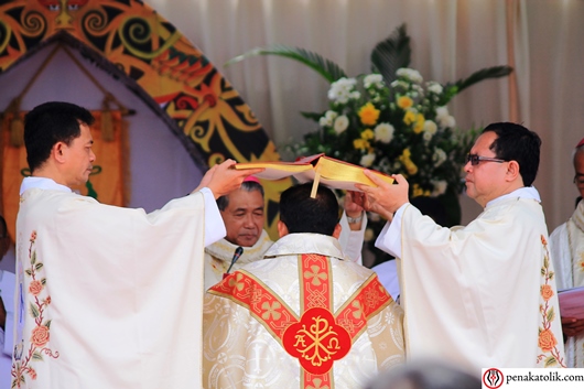 Setelah Doa Tahbisan, Uskup Sintang yang baru menerima Minyak Suci, Kitab Injil dan Cincin. Foto pcp/PEN@ Katolik