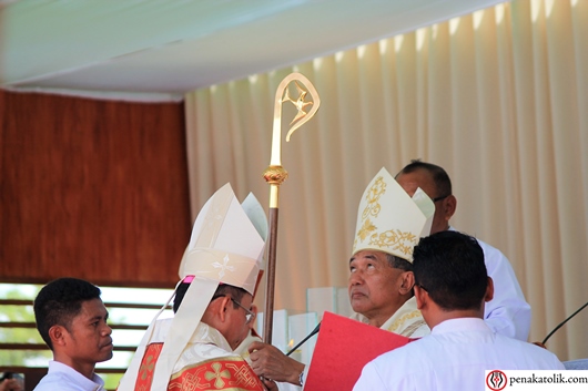 Mgr Samuel Oton Sidin OFMCap menerima tongkat. Foto pcp/PEN@ Katolik
