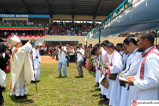 Mgr Samuel Oton Sidin OFMCap memutari Stadion Baning untuk memberi pemberkaan perama kepada uma yang hadir serta para religius dan imam. Foto pcp/PEN@ Katolik