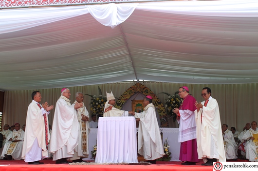 Serah terima Keuskupan Sintang dari Mgr Agutsinus Agus kepada Mgr Samuel Oton Sidin OFMCap. Foto pcp/PEN@ Katolik
