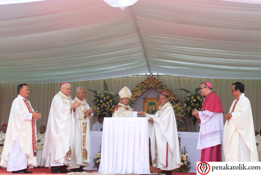 Serah terima dari Administrator Apostolik Sintang Mgr Agus kepada Uskup Sintang yang baru, Mgr Samuel. Foto PEN@ Katolik