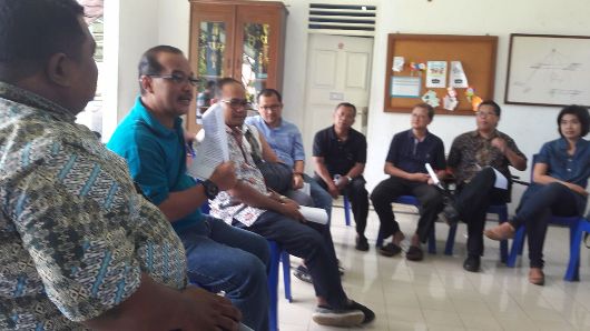 Pastor Antonius Dwi Haryanto Pr (kaos biru) memberikan pengarahan kepada sejumlah tokoh umat mengenai kegiatan Minggu Panggilan 