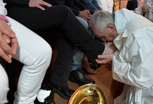 Paus Fransiskus membasuh kaki narapidana di pusat penahanan Paliano, selatan Roma - AP