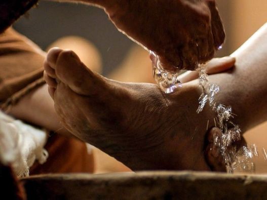 Yesus membasuh kaki para murid1