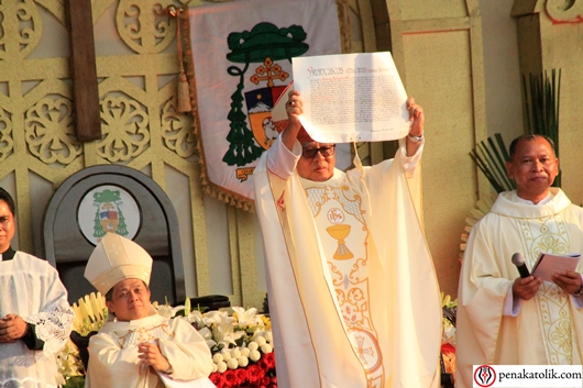 Surat Pengangkatan dari Tahta Suci tentang pengangkatan Pastor Robertus Rubiyatmoko sebagai Uskup Agung Semarang diperlihatkan kepada umat, Foto PCP/PEN@ Katolik