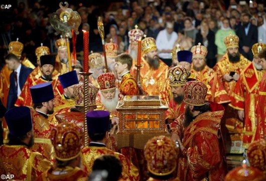 Para klerus Ortodoks Rusia membawa relikui Santo Nikolas ke dalam Katedral Kristus Sang Penyelamat di Moskow, Rusia - AP