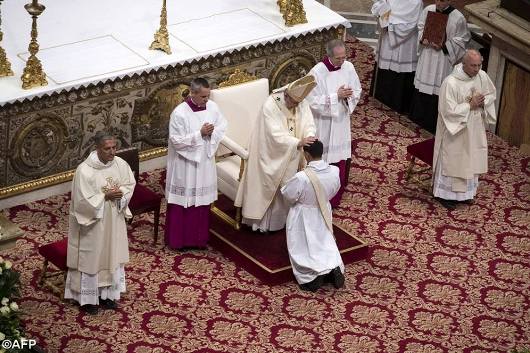Paus tahbiskan 10 imam2
