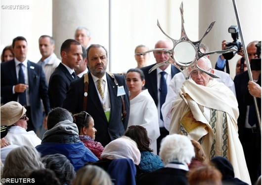 Di akhir Misa di Fatima, setelah Adorasi Sakramen Mahakudus, Paus Fransiskus memberikan berkat khusus untuk orang sakit, yang datang ke tempat ziarah itu untuk berdoa kepada Bunda Maria - REUTERS