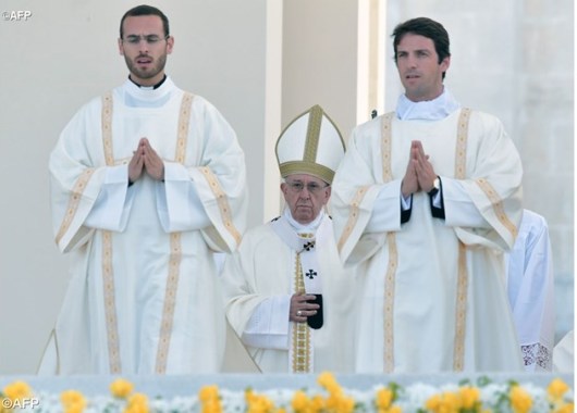 Paus Fransiskus merayakan Misa Kanonisasi untuk dua anak gembala, Beato Francisco dan Beata Yacinta di Fatima -AFP 
