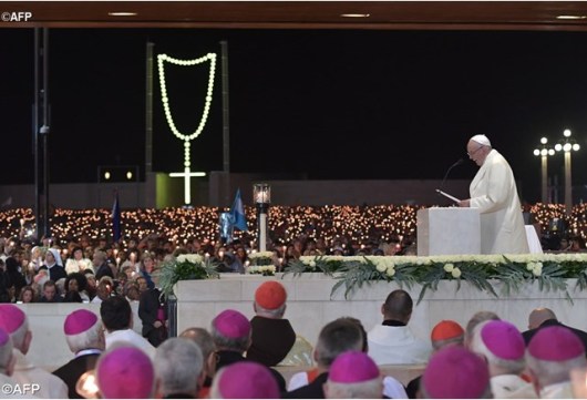 Paus Fransiskus memimpin ratusan ribu peziarah dalam Doa Rosario Jumat malam, 12 Mei 2017, di Fatima, Portugal. Paus berada di sana untuk berziarah merayakan peringatan 100 tahun penampakan Bunda Maria kepada tiga anak gembala di sana - AFP