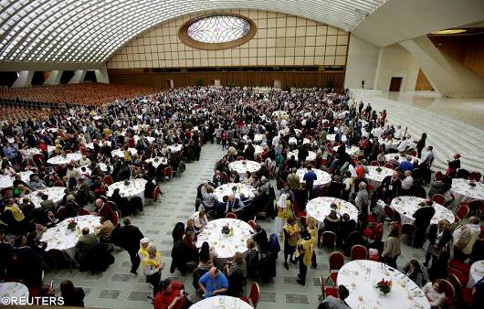 Paus Fransiskus makan siang bersama 4000 orang miskin setelah Misa bersama mereka