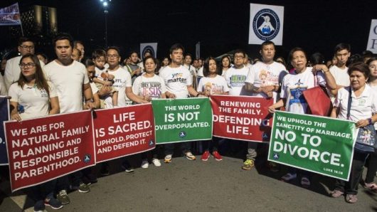 Umat Katolik Filipina membawa tulisan-tulisan tentang kehidupan dalam "Jalan Kaki untuk Kehidupan" di Manila. Foto AFP 