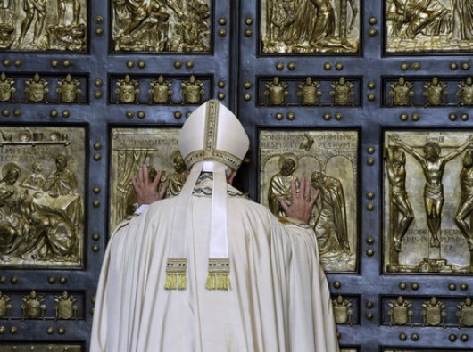 Pintu Suci Basilika Santo Petrus 