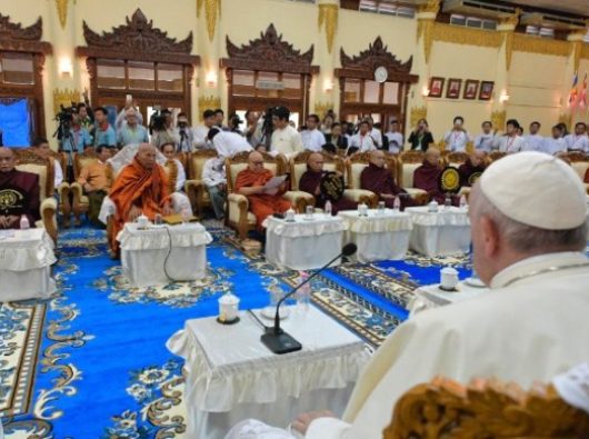 Paus Fransiskus bertemu dengan umat Buddha di Yangon, Myanmar, 29 November 2017.   