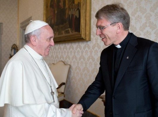 Paus Fransiskus bersama Sekretaris Jenderal Dewan Gereja-Gereja se-Dunia Pendeta Olav Fykse Tveit.  