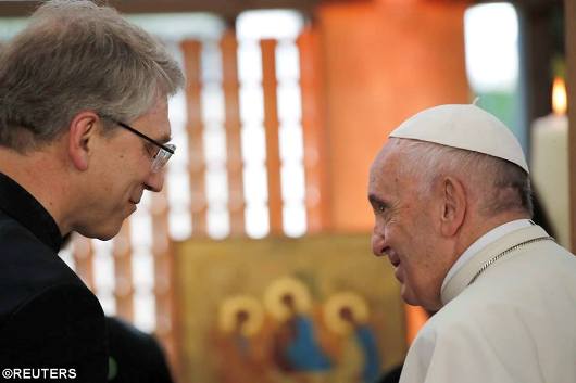 Paus bersama Sekretaris Jenderal Dewan Gereja-Gereja se-Dunia (WCC) Pendeta Olaf Fykse Tveit/Reuters