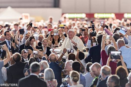 Paus menyapa umat yang menantinya di depan Palexpo Convention Center Jenewa 