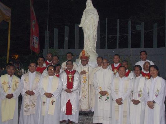 Mgr Ignatius Suharyo dan 18 imam bergambar di depan patung Bunda Maria di Paroki Tangerang/kon