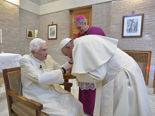 Paus Fransiskus menemui Paus Benediktus XVI bersama para kardinal baru/Vatican Media