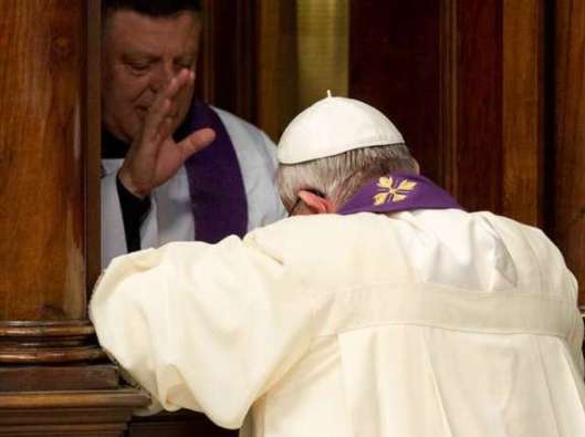 Paus Ftransiskus berlutut di depan seorang imam dan mengaku dosa. Foto: Vatican News