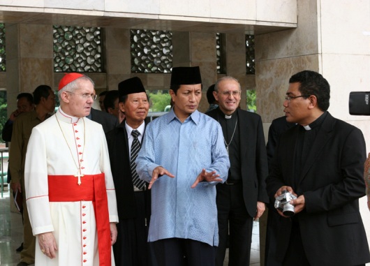 Kardinal Jean-Louis Tauran bersama Pastor Markus Solo SVD di Mesjid Istoqlal Jakarta