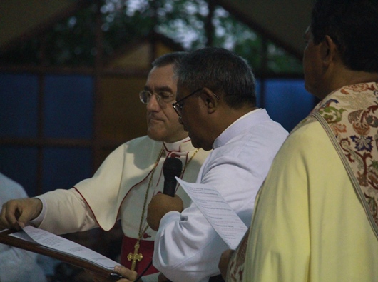 Mgr Ewaldus Martinus Sedu membacakan Pengakuan Iman didampingi Duta Vatikan Mgr Piero Pioppo dan Mgr Sensi Potokota. PEN@ Katolik/pcp 