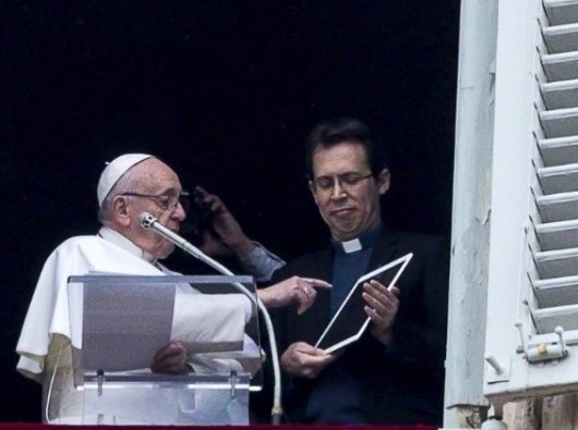 Paus Fransiskus menggunakan telepon seluler dalam sebuah audiensi. Foto Vatican Media