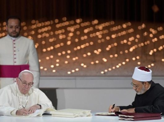 Paus Fransiskus dan Imam Besar Al-Azhar Ahmad Al-Tayyeb menandatangani Dokumen tentang Persaudaraan Manusia untuk Perdamaian dan Hidup Bersama. VATICAN MEDIA 