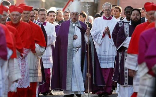 Prosesi bersama Paus Fransiskus tiba Santa Sabina untuk merayakan Misa rabu Abu 6 Maret 2019. (CNS/Paul Haring)