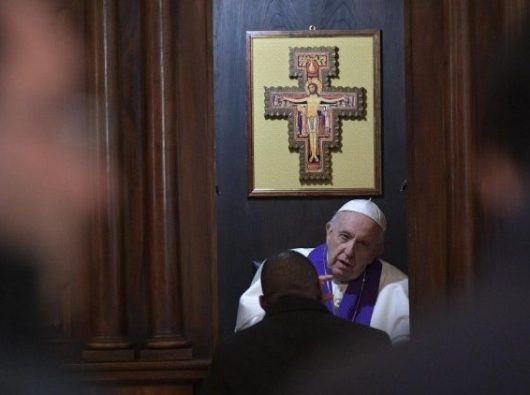 Paus Fransiskus mendengarkan pengakuan dosa dari dari seorang imam sebelum pertemuan dengan para klerus   (Vatican Media) 