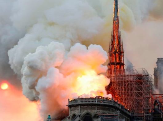 Kepulan asap dan api  saat kebakaran di Katedral Notre-Dame di Paris. Foto François Guillot/AFP/Getty Images