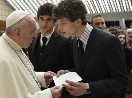 Paus Fransiskus menerima para pelajar dan guru-guru dari Sekolah Menengah Visconti Roma  (Vatican Media) 