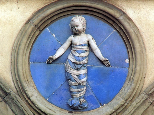 Sebuah patung di dinding Rumah Sakit Orang Tak Berdosa di Florence, Italia. Foto dari www.healthpopuli.com