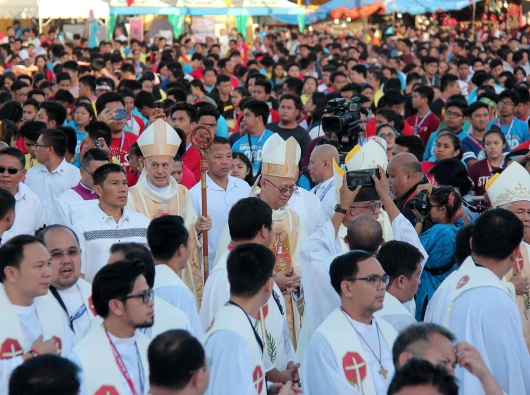 Duta Vatikan untuk Filipina Uskup Agung Gabriele Caccia (membawa tongkat uskup) menyalami OMK  sebelum merayakan Misa Penutupan Hari Orang Muda Nasional di Kompleks Olahraga Kota Cebu, 28 April 2019. SAMMY NAVAJA