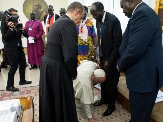 Paus Fransiskus mencium kaki Salva Kiir (ANSA)