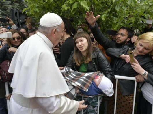 Paus Fransiskus bertemu OMK dalam pertemuan ekumenis dan antaragama di Skopje (Vatican Media)